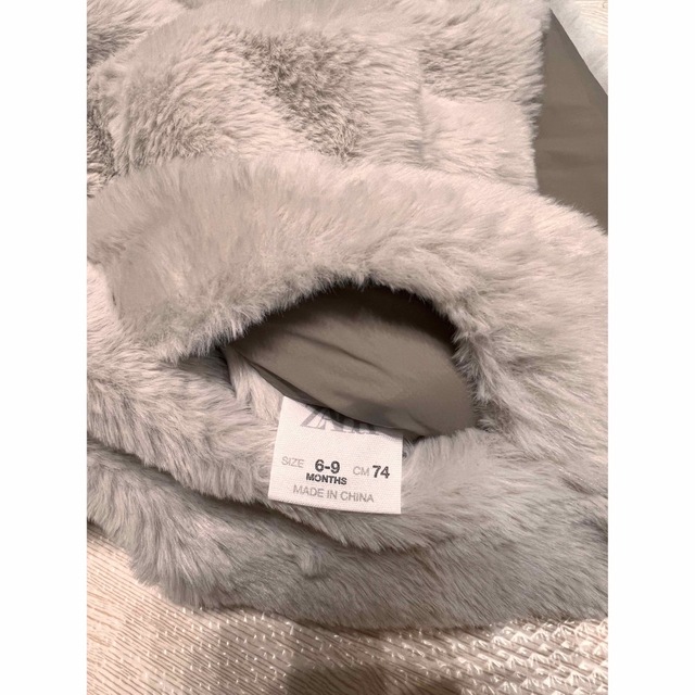 ZARA KIDS(ザラキッズ)のZARAキッズ　リバーシブルフェイクファーベスト キッズ/ベビー/マタニティのキッズ服男の子用(90cm~)(ジャケット/上着)の商品写真