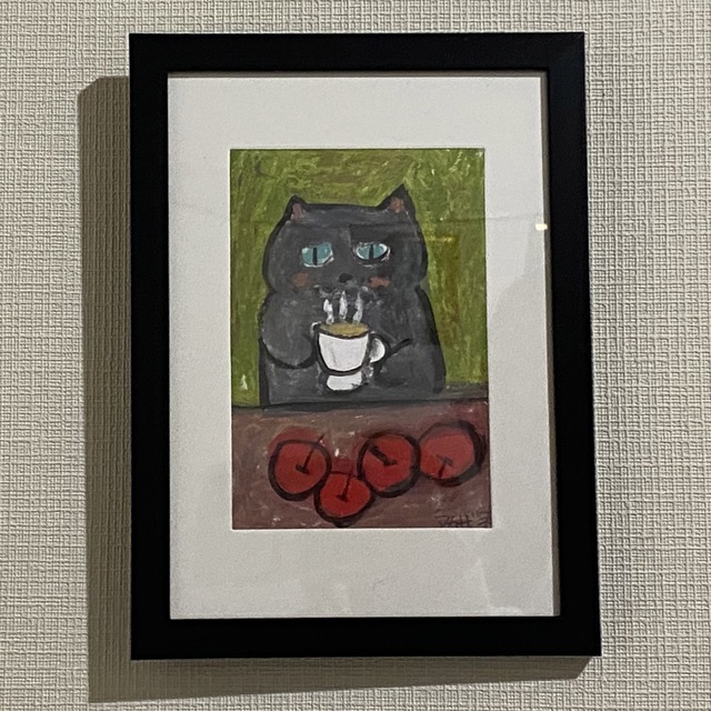 絵画。原画【猫は熱いコーヒーを持ってテーブルの上の赤いリンゴを見ている】