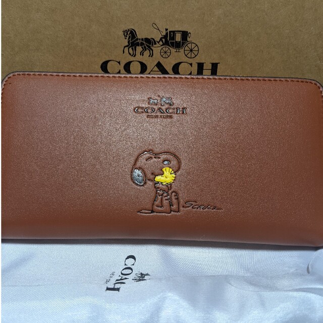 COACH(コーチ)のCOACH  長財布　ラウンドファスナー　スヌーピーブラウン レディースのファッション小物(財布)の商品写真