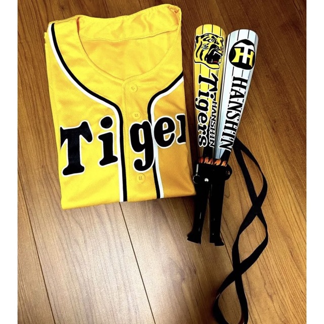 タイガースユニフォームandメガホン スポーツ/アウトドアの野球(応援グッズ)の商品写真