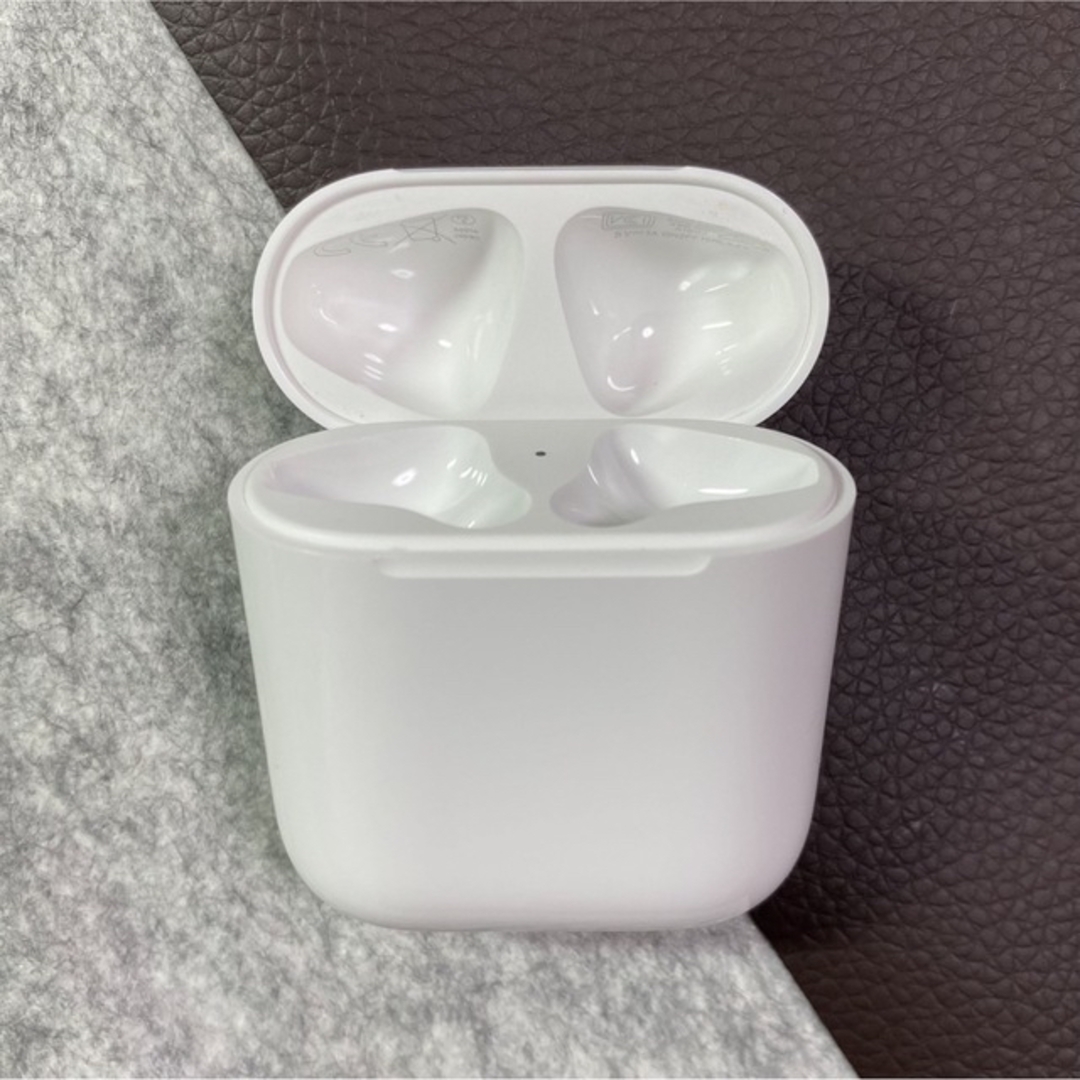 Apple(アップル)のApple 正規　エアーポッズ　AirPods 第一世代　充電器　充電ケース スマホ/家電/カメラのオーディオ機器(ヘッドフォン/イヤフォン)の商品写真