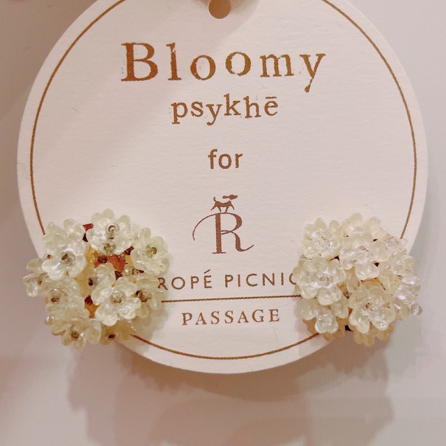 Rope' Picnic(ロペピクニック)の白いお花型ビジューイヤリング レディースのアクセサリー(イヤリング)の商品写真