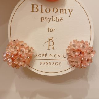 ロペピクニック(Rope' Picnic)のピンクのお花型ビジューイヤリング(イヤリング)