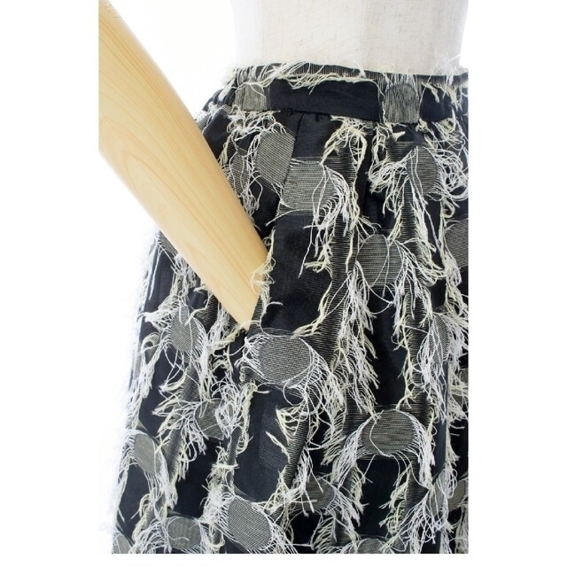 OBLI(オブリ)のオブリの米沢別注イエローフリンジスカート レディースのスカート(ロングスカート)の商品写真