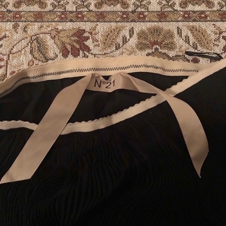 ヌメロヴェントゥーノ(N°21)のN°21  Black silk  skirt🖤(ひざ丈スカート)