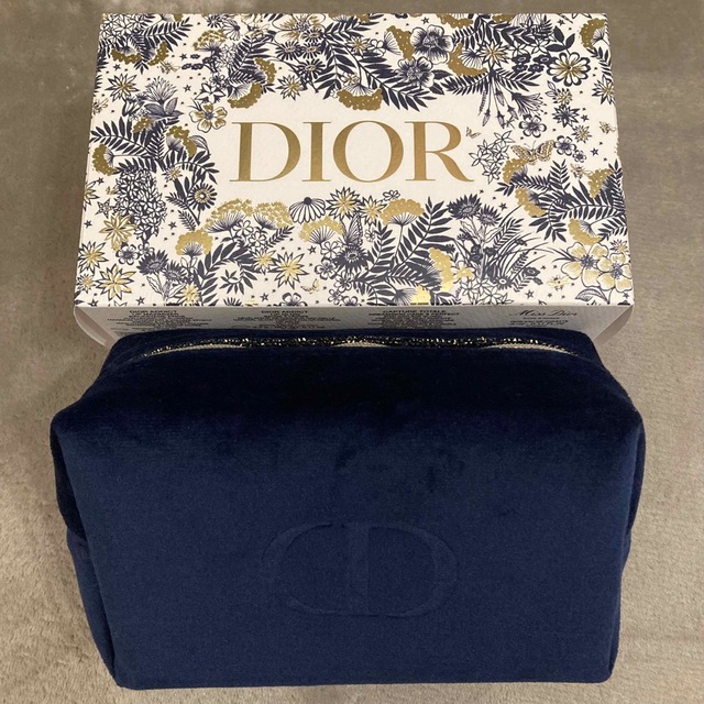 Dior(ディオール)の箱付きDior 2021 クリスマス ホリデーオファー ノベルティ ポーチ  コスメ/美容のコスメ/美容 その他(その他)の商品写真