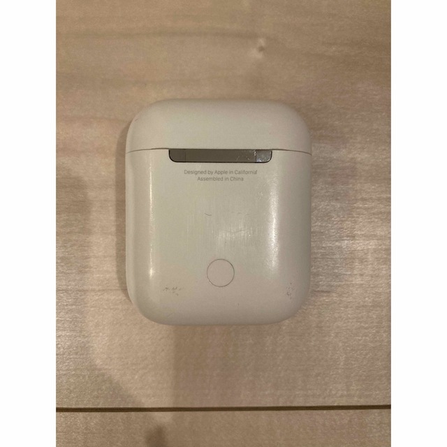 Apple(アップル)のAPPLE AirPods イヤホン MMEF2J/A カバー付き スマホ/家電/カメラのオーディオ機器(ヘッドフォン/イヤフォン)の商品写真