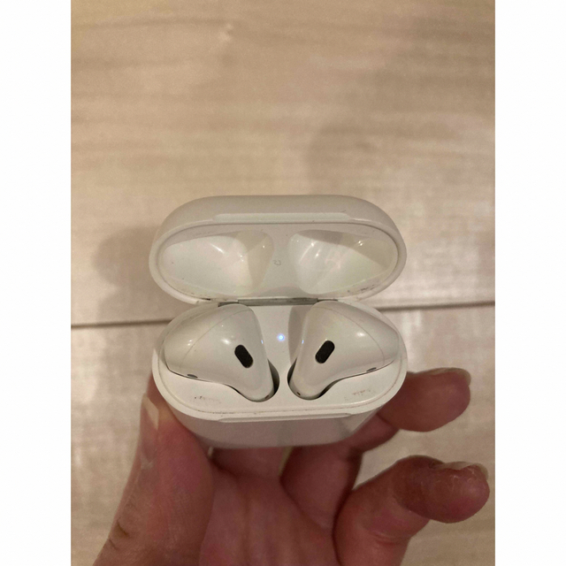 Apple(アップル)のAPPLE AirPods イヤホン MMEF2J/A カバー付き スマホ/家電/カメラのオーディオ機器(ヘッドフォン/イヤフォン)の商品写真