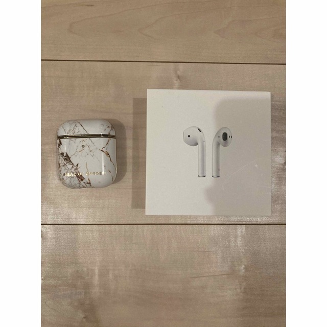 Apple(アップル)のAPPLE AirPods イヤホン MMEF2J/A カバー付き スマホ/家電/カメラのオーディオ機器(ヘッドフォン/イヤフォン)の商品写真