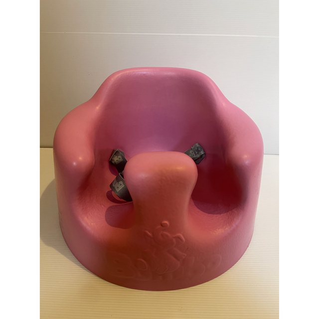 Bumbo(バンボ)のBumbo バンボ ピンク ベビー ソファ ベルト＆テーブル付き キッズ/ベビー/マタニティの寝具/家具(その他)の商品写真