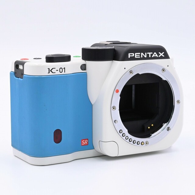 PENTAX(ペンタックス)のPENTAX K-01 ボディ ホワイト×ブルー スマホ/家電/カメラのカメラ(ミラーレス一眼)の商品写真