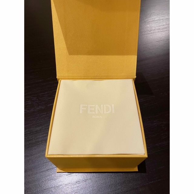 FENDI(フェンディ)の未使用 FENDI ゴールドチェーンレザー ブレスレット イエロー レディースのアクセサリー(ブレスレット/バングル)の商品写真
