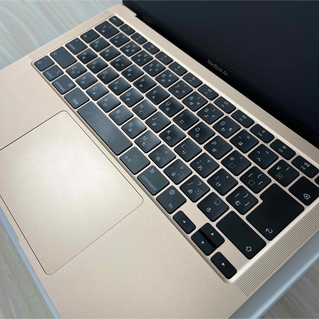 Mac (Apple)(マック)の値下中！Apple MacBookAir ゴールド 13in 8GB 256GB スマホ/家電/カメラのPC/タブレット(ノートPC)の商品写真