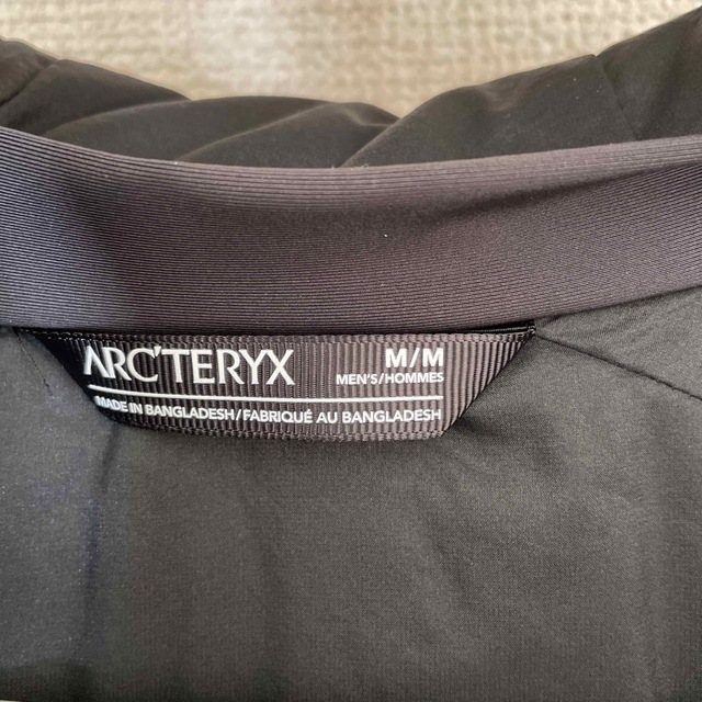 ARC'TERYX(アークテリクス)のアークテリクス　アトムARフーディ　ブラック Mサイズ メンズのジャケット/アウター(マウンテンパーカー)の商品写真