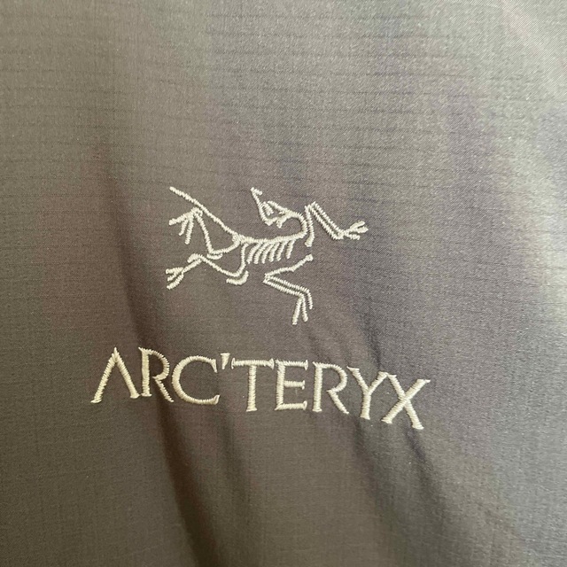 ARC'TERYX(アークテリクス)のアークテリクス　アトムARフーディ　ブラック Mサイズ メンズのジャケット/アウター(マウンテンパーカー)の商品写真