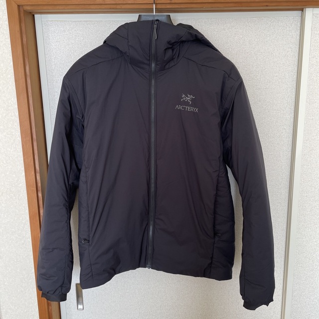 ARC'TERYX(アークテリクス)のアークテリクス　アトムARフーディ　ブラック Mサイズ メンズのジャケット/アウター(マウンテンパーカー)の商品写真