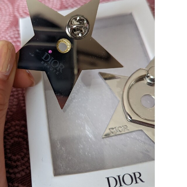 Christian Dior(クリスチャンディオール)の♡DIOR♡　ピンバッチ、スマホ　ホールドリングのセット スマホ/家電/カメラのスマホアクセサリー(その他)の商品写真