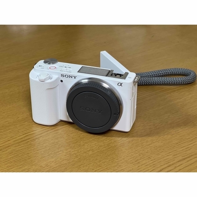 SONY(ソニー)のSONY VLOGCAM ZV-E10ボディ(ホワイト)＋その他おまけ スマホ/家電/カメラのカメラ(ミラーレス一眼)の商品写真