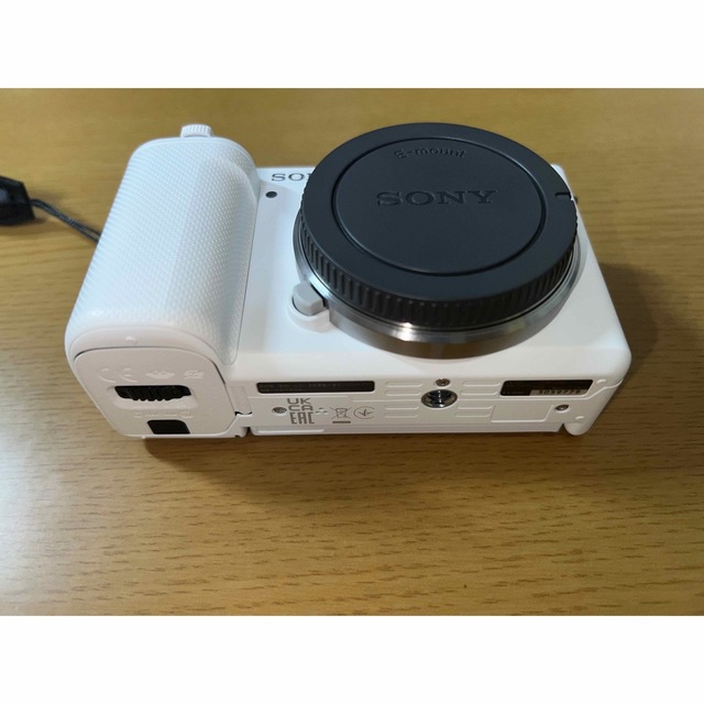 SONY(ソニー)のSONY VLOGCAM ZV-E10ボディ(ホワイト)＋その他おまけ スマホ/家電/カメラのカメラ(ミラーレス一眼)の商品写真