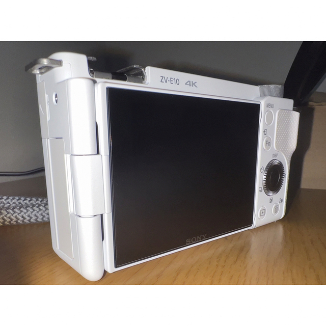 SONY(ソニー)のSONY VLOGCAM ZV-E10ボディ(ホワイト)＋その他おまけ スマホ/家電/カメラのカメラ(ミラーレス一眼)の商品写真