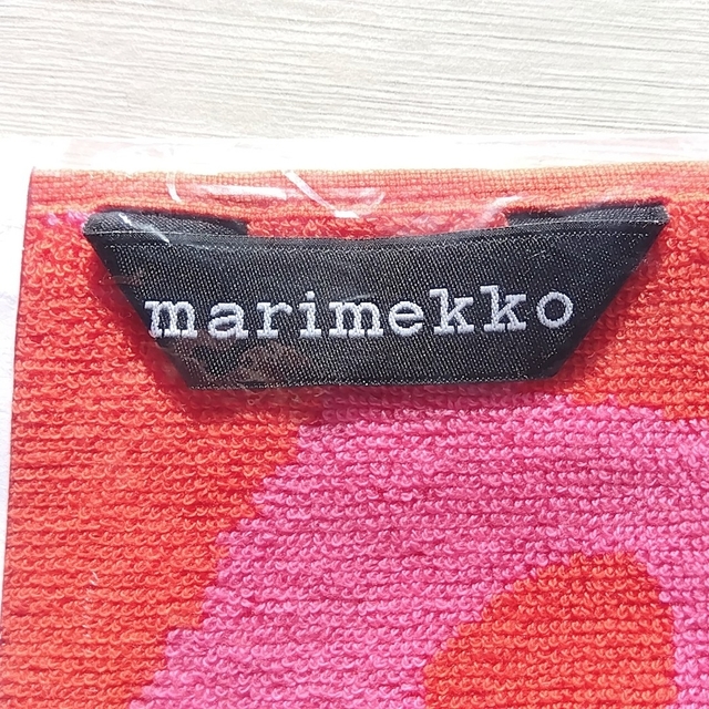 marimekko(マリメッコ)の【新品】【marimekko】マリメッコ ハンカチ ピンク レッド 花柄 レディースのファッション小物(ハンカチ)の商品写真