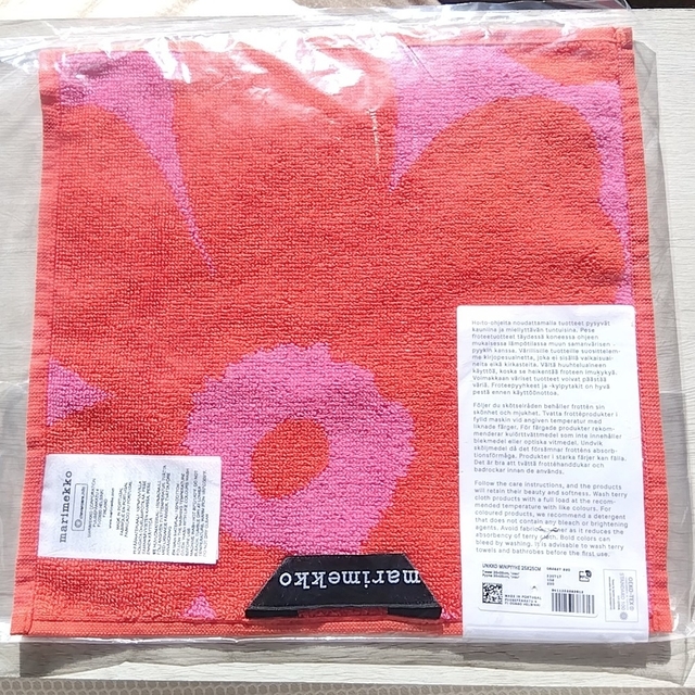 marimekko(マリメッコ)の【新品】【marimekko】マリメッコ ハンカチ ピンク レッド 花柄 レディースのファッション小物(ハンカチ)の商品写真