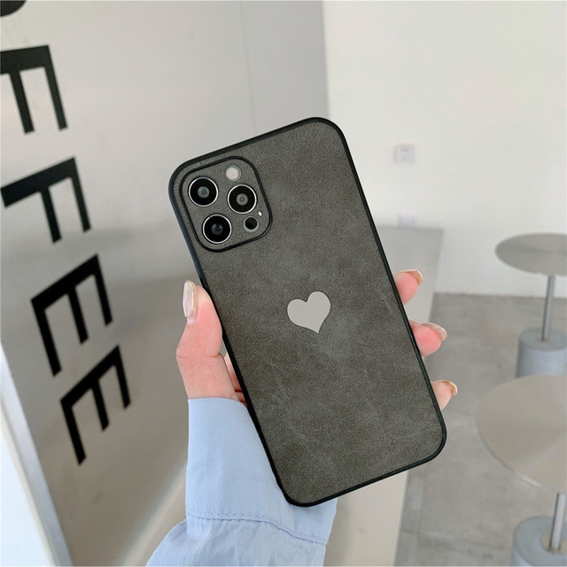 iPhone11proケース　ハート　スエード　ブラック　黒　シンプル　冬 スマホ/家電/カメラのスマホアクセサリー(iPhoneケース)の商品写真