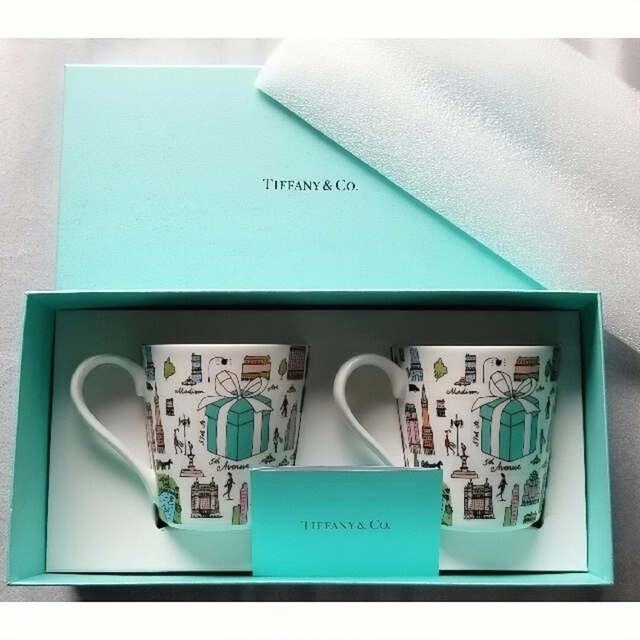 Tiffany & Co.(ティファニー)の[新品未使用]TIFFANY&Co.ティファニー 5THアベニューペアマグカップ インテリア/住まい/日用品のキッチン/食器(グラス/カップ)の商品写真