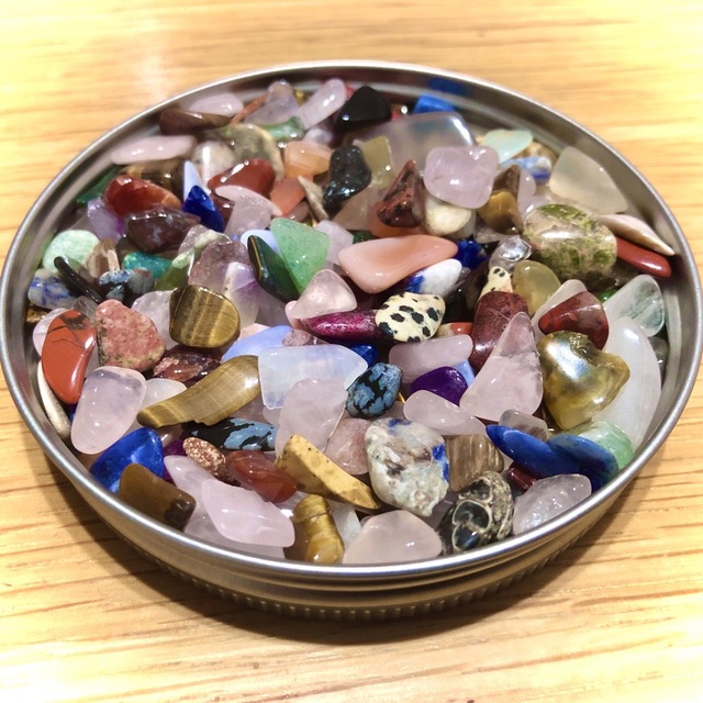 【宝石】くず石 さざれ石 100g【天然石】 ハンドメイドの素材/材料(各種パーツ)の商品写真