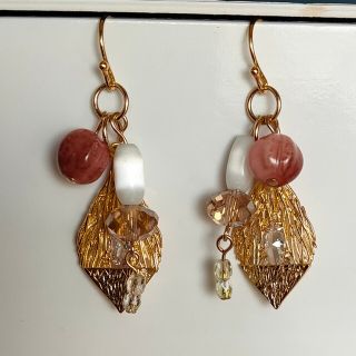 ピアス　赤い木の実イメージ　ハンドメイド(ピアス)