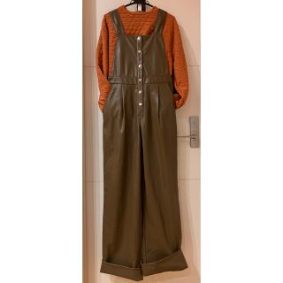 ザラ(ZARA)の【美品】ZARA フェイクレザー サロペット カーキ 大きいサイズ(サロペット/オーバーオール)