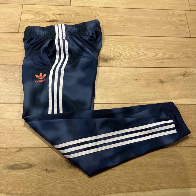 adidas(アディダス)のadidas アディダスキッズカモ SST パンツ　160cm キッズ/ベビー/マタニティのキッズ服男の子用(90cm~)(パンツ/スパッツ)の商品写真