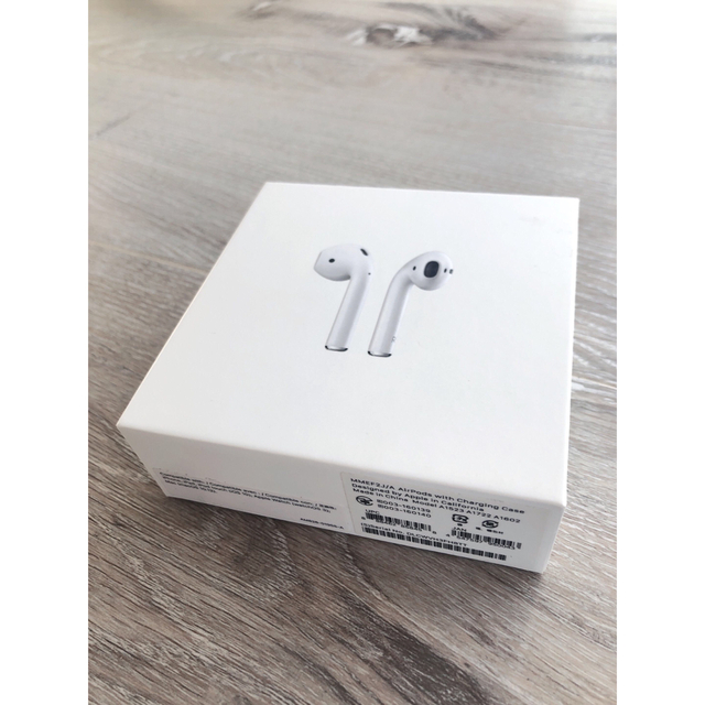 Apple(アップル)のAirPods Apple アップル　エアポッズ　正規品 スマホ/家電/カメラのオーディオ機器(ヘッドフォン/イヤフォン)の商品写真