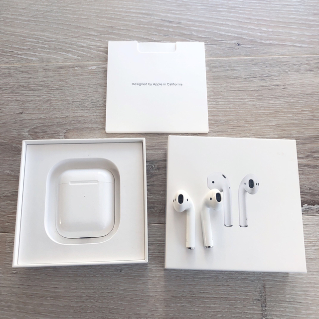 Apple(アップル)のAirPods Apple アップル　エアポッズ　正規品 スマホ/家電/カメラのオーディオ機器(ヘッドフォン/イヤフォン)の商品写真