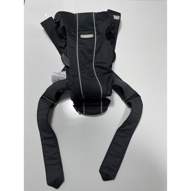 BABYBJORN(ベビービョルン)の【値下げ】BABY BJORN キャリアMINI Air 抱っこ紐 キッズ/ベビー/マタニティの外出/移動用品(抱っこひも/おんぶひも)の商品写真