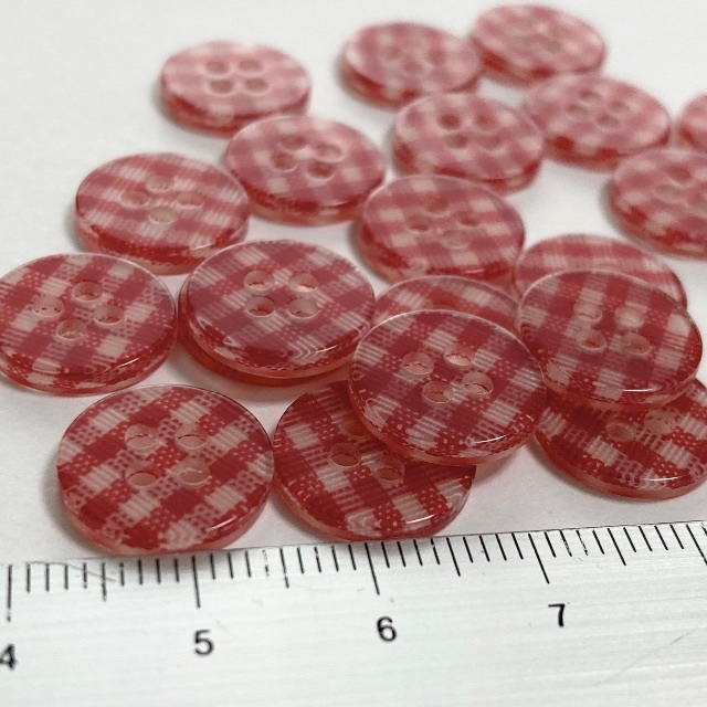 ギンガムチェックボタン 赤 ハンドメイドの素材/材料(各種パーツ)の商品写真