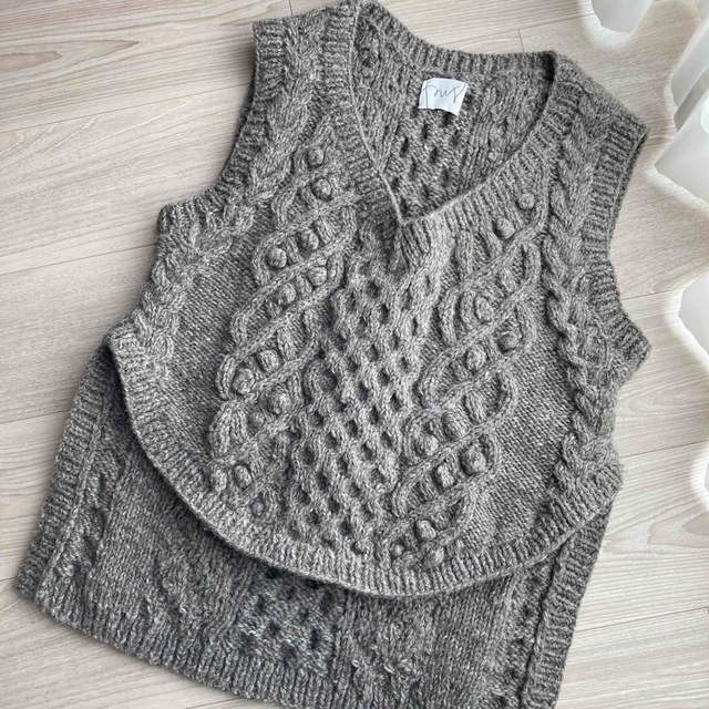 PUR 池田泉　ニットベスト　roundslit handknit vest レディースのトップス(ニット/セーター)の商品写真