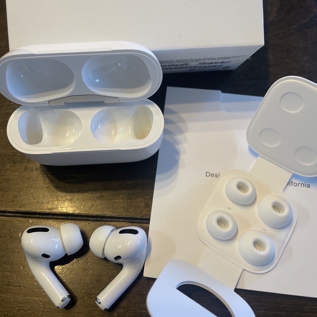 Apple(アップル)のbadさま専用 AirPods pro スマホ/家電/カメラのオーディオ機器(ヘッドフォン/イヤフォン)の商品写真