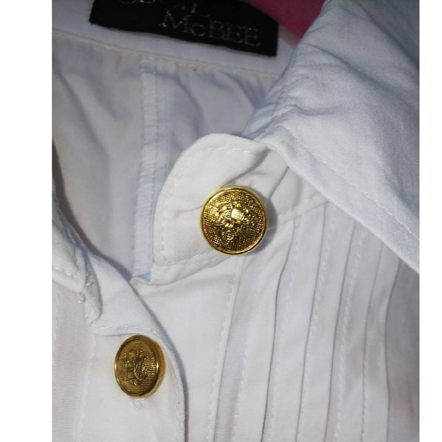 CECIL McBEE(セシルマクビー)のセシルマクビー　ゴールドボタン　白ブラウス　白シャツ　コットン　長袖　レディース レディースのトップス(シャツ/ブラウス(長袖/七分))の商品写真