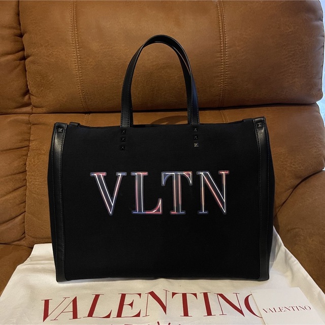 お買い得モデル VALENTINO - VALENTINO VLTN GRAPHネオン キャンバス