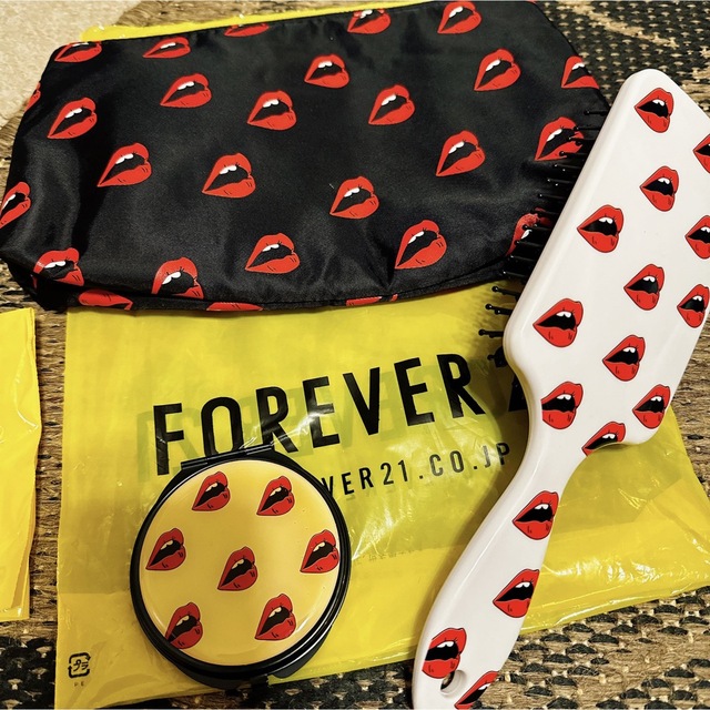 FOREVER 21(フォーエバートゥエンティーワン)のフォーエバー21 FOREVER21 ポーチ メイクポーチ リップ柄 ブラシ 鏡 レディースのファッション小物(ポーチ)の商品写真