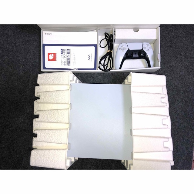 PlayStation(プレイステーション)のPS5 ディスクドライブ搭載モデル CFI-1000A01 エンタメ/ホビーのゲームソフト/ゲーム機本体(家庭用ゲーム機本体)の商品写真