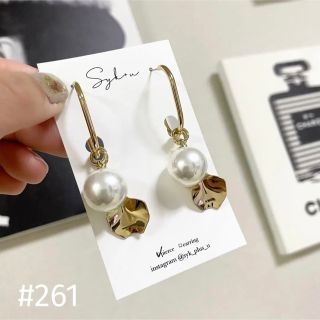 パール×メタル花びらピアス/イヤリング　ブライダルアクセサリー(ピアス)