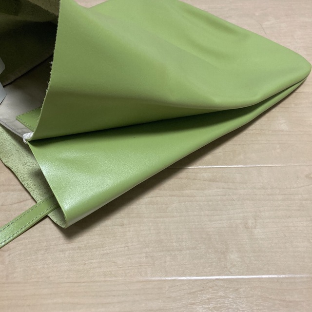 UNITED ARROWS green label relaxing(ユナイテッドアローズグリーンレーベルリラクシング)の鶯色トートバッグ／未使用／皮革 レディースのバッグ(トートバッグ)の商品写真