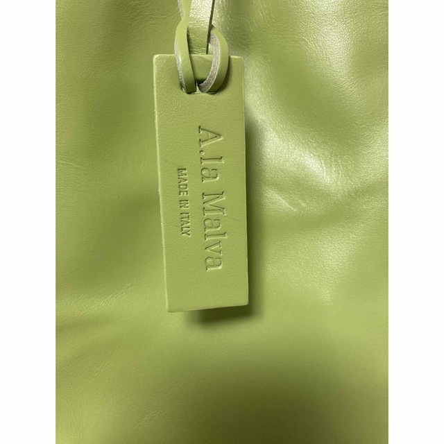 UNITED ARROWS green label relaxing(ユナイテッドアローズグリーンレーベルリラクシング)の鶯色トートバッグ／未使用／皮革 レディースのバッグ(トートバッグ)の商品写真