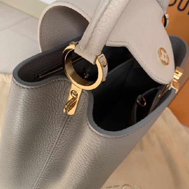 M94538 Louis Vuitton Capucines MM Handbag -Fuchsia