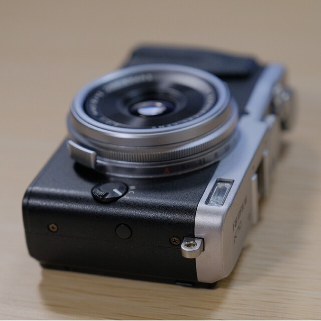 FUJIFILM X70 SILVER 本体セット+おまけ スマホ/家電/カメラのカメラ(コンパクトデジタルカメラ)の商品写真