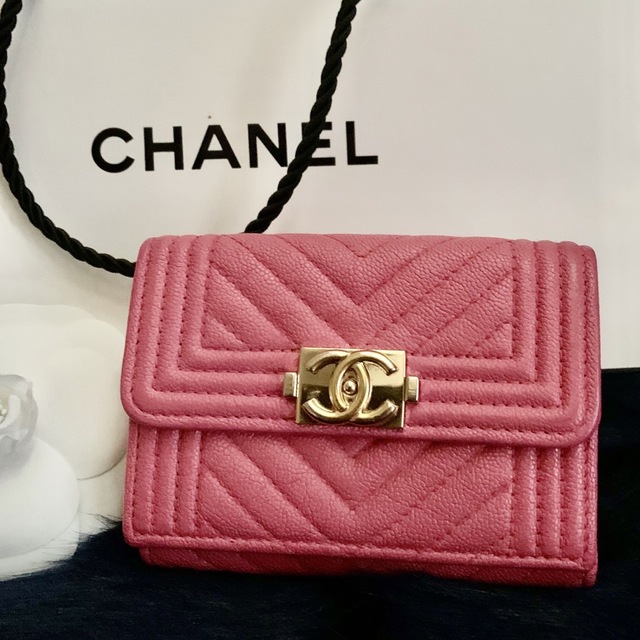 日本製 CHANEL ボーイシャネル コンパクト三つ折りキャビアスキン