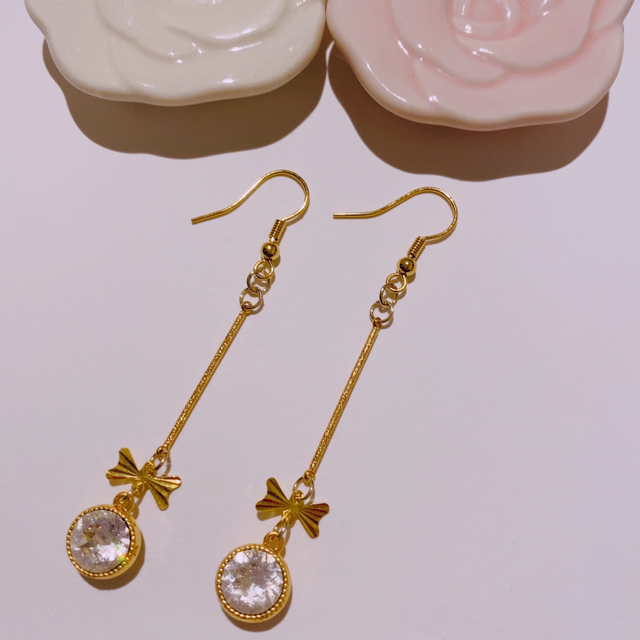 リボン＆スワロフスキーの揺れるゴールドスターダストピアス⭐︎一点もの ハンドメイドのアクセサリー(ピアス)の商品写真