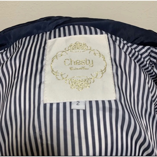 Chesty(チェスティ)の【完売品】Chesty ビジュー フリル ダウンコート ネイビー レディースのジャケット/アウター(ダウンコート)の商品写真